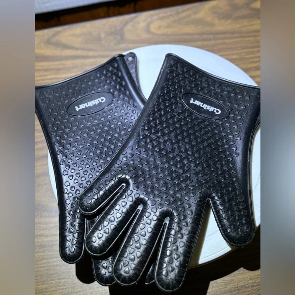 Cuisinart heat resistor silicon gloves NWOT 10.5 length waterproof repels grease